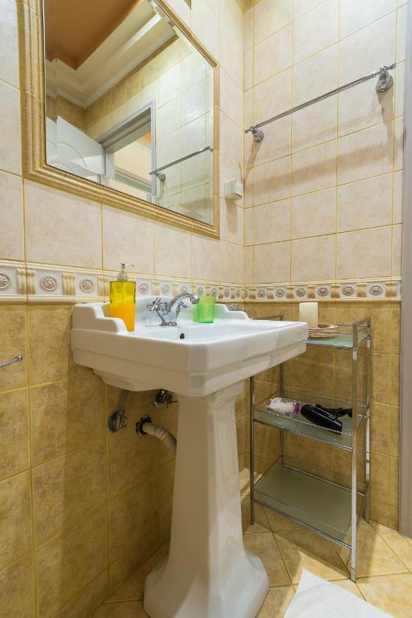 לינה וארוחת בוקר אתונה Family House Next To Acropolis מראה חיצוני תמונה
